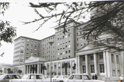 Entrada principal del Hospital Pío del Río Hortega, antes Residencia Onésimo Redondo de la calle Cardenal Torquemada en 1980. - ARCHIVO MUNICIPAL DE VALLADOLID