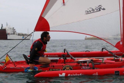 Quico Taronjí, con su kayak trimarán en Ceuta.-EL PERIÓDICO