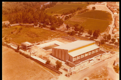 Vista aérea del polideportivo de La Rondilla y la piscina durante su construcción, detrás se ve la desembocadura del río Esgueva en el Pisuerga y parte del barrio España en 1980. - ARCHIVO MUNICIPAL DE VALLADOLID