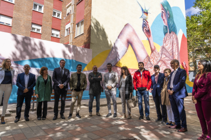 El alcalde de Valladolid, Óscar Puente, presenta los Murales de la Felicidad, de Pajarillos Educa, con distintos miembros del equipo de Gobierno Municipal. ICAL