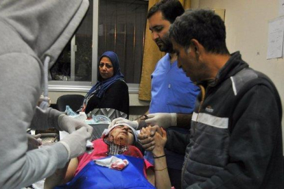 Personal sanitario de un hospital de Damasco atiende a una mujer herida en los ataques israelís en territorio sirio.-EFE