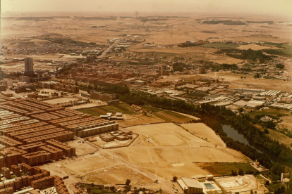 Panorámica de Valladolid. Rondilla, río Pisuerga la calle Cardenal Torquemada en 1982. - ARCHIVO MUNICIPAL DE VALLADOLID