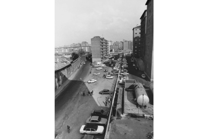 Vista de la calle Cardenal Torquemada en 1982 con aparcamientos, depositos y la entrada trasera del Hospital Clíníco Universitario Edificio Rondilla, la antigua Residencia Onésimo Redondo. - ARCHIVO MUNICIPAL DE VALLADOLID