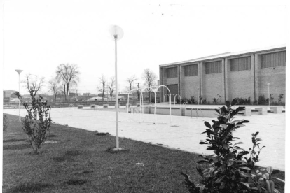 Vista parcial de la piscina descubierta del Polideportivo La Rondilla de la calle Cardenal Torquemada en 1982. - ARCHIVO MUNICIPAL DE VALLADOLID