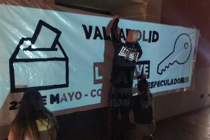 Colocación del cartel 'Valladolid tiene la llave'.- EM