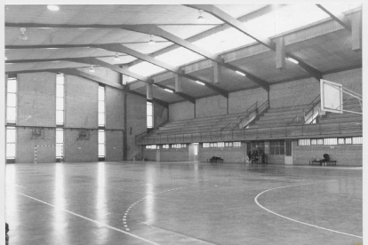 Vista parcial del interior de las canchas en el Polideportivo La Rondilla de la calle Cardenal Torquemada en 1982. - ARCHIVO MUNICIPAL DE VALLADOLID