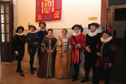 Miembros y voluntarios del departamento de iniciativas culturales ‘El Pilar’ ataviados para la recreación histórica.-E.M.