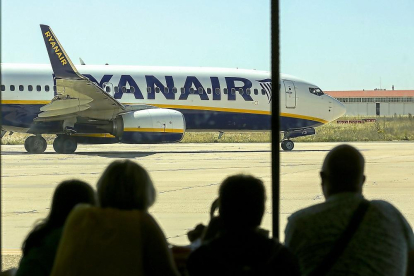 Un avión de Ryanair espera para despegar en Villanubla.-MIGUEL ÁNGEL SANTOS