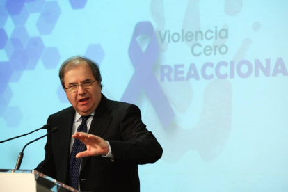 El presidente de la Junta de Castilla y León, Juan Vicente Herrera, clausura la jornada dando a conocer el nuevo modelo de atención integral a las víctimas de violencia de género-Ical