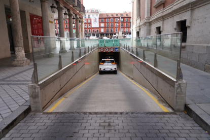Entrada al parking de la Plaza Mayor de Valladolid. ICAL