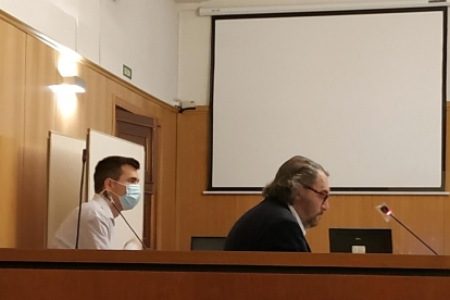 El becario condenado, durante el juicio acompañado por su letrado defensor. - EUROPA PRESS. - Archivo