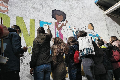 Alumnos del IES ‘Campos y Torozos’ completan el mural por la salud mental.-E.M.