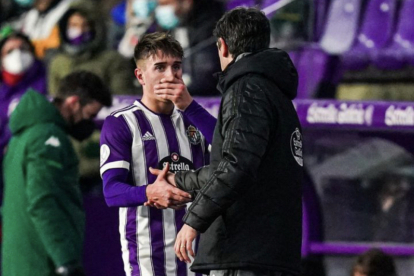 Fresneda conversa con Pacheta en una foto de enero de 2022 tras el debut en Copa del jugador. / RV