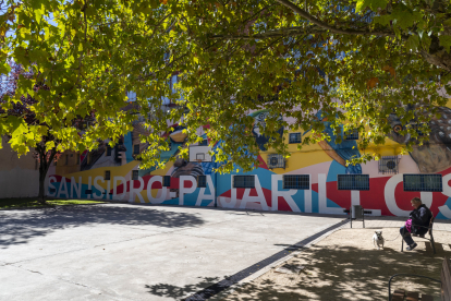 Los 'Murales de la Felicidad' se impregnan en las calles de Pajarillos. ICAL
