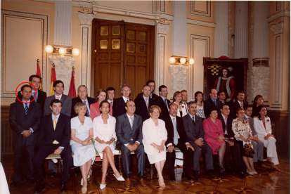 Vélez, primero izquierda, en la foto familiar de 2003. -ARCHIVO MUNICIPAL