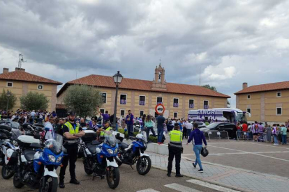 El Real Valladolid viaja al estadio arropado por decenas de motos desde el AC Santa Ana. / E. M