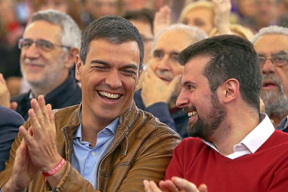 Pedro Sánchez y Luis Tudanca, este sábado en el mitin del candidado a las primarias en laCúpula del Milenio.-ICAL