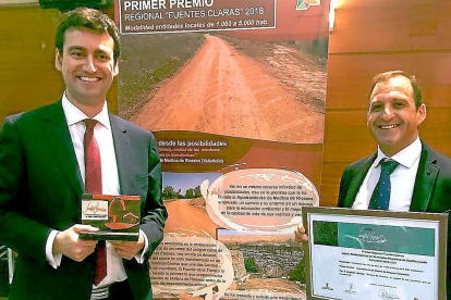 El alcalde, David Esteban, recoge el premio ‘Fuentes Claras’ junto al edil de Medio Ambiente, Javier Gallego.-E. M.