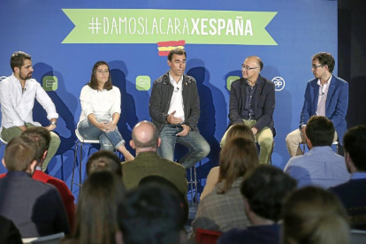 Eduardo Carazo, Beatriz Jurado, Fernando Martínez Maíllo, Ramiro Ruiz Medrano y Jorge González, ayer en un acto en Íscar (Valladolid).-ICAL