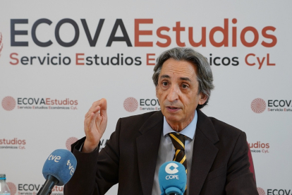 El director de ECOVAEstudios, Juan Carlos de Margarida, presenta el Observatorio Digital de 2022 y perspectivas para 2023. - ICAL