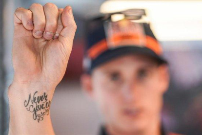 Pol Espargaró (KTM) muestra orgulloso, en Motorland, su tatuaje nunca te rindas.-ALEJANDRO CERESUELA