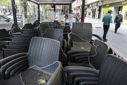 Terraza de un establecimiento del paseo de Zorrilla, ayer, con las sillas apiladas a la espera de abrir en la fase 1 . J.M. LOSTAU