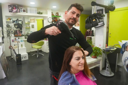 Diego Calderón de la peluquería Dobace en el número 20 de la calle Cardenal Torquemada de Valladolid. - J.M. LOSTAU