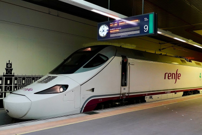 Tren de Renfe que inaugura la variante de Pajares de la Línea de Alta Velocidad Madrid-Asturias.- ICAL