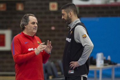 Alfred Julbe habla con Navarro en el entrenamiento del Barça-VICTOR SALGADO