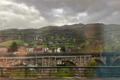 Salida del tren en Pola de Lena, Asturias. -E.M.