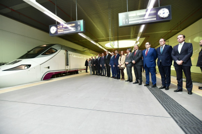Llegada del tren que inaugura la variante de Pajares de la Línea de Alta Velocidad Madrid-Asturias.- ICAL