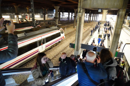 Llegada a Oviedo del tren que inaugura la variante de Pajares de la Línea de Alta Velocidad Madrid-Asturias.- ICAL