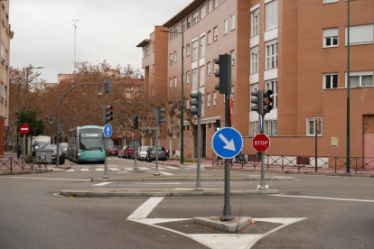 Cruce de la calle Cardenal Torquemada con Paseo del Cauce de Valladolid. - J.M. LOSTAU