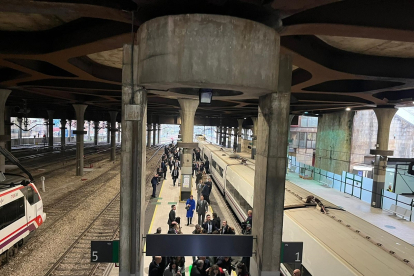 Llegada a Oviedo tras completarse el primer recorrido de la alta velocidad por la Variante de Pajares. -E.M.