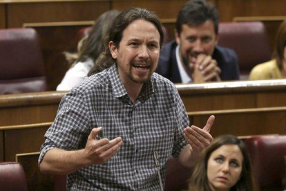 Pablo Iglesias responde a Pedro Sánchez desde su escaño, este lunes, durante el debate de investidura en el Congreso.-DAVID CASTRO