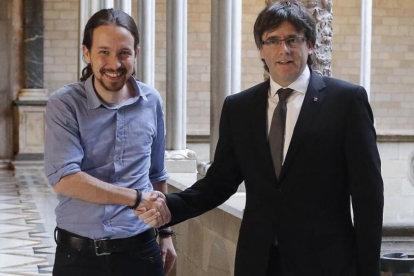 Pablo Iglesias y Carles Puigdemont, en el Palau de la Generalitat, en abril del año pasado.-AFP