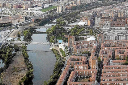 Vista aérea del barrio Cuatro de Marzo, a la derecha, entre el Pisuerga y el Paseo de Zorrilla-El Mundo