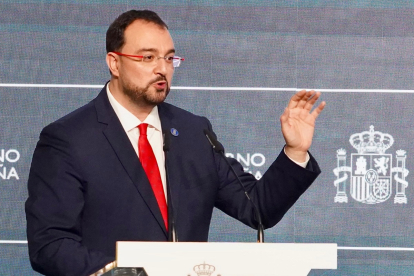 Comparecencia del presidente de Asturias, Adrián Barbón, tras la llegada del tren.- ICAL