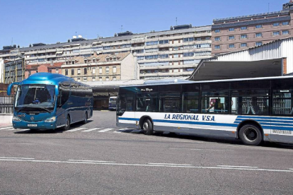 Dos autobuses se cruzan para entrar y salir de la Estación de Autobuses de Valladolid ubicada en la calle Puente Colgante.-Pablo Requejo