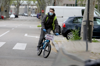Ciclista durante el estado de alarma en Valladolid.- ICAL