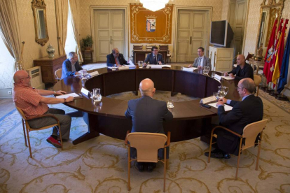 El alcalde de Salamanca, Alfonso Fernández Mañueco, preside la reunión constitutiva del Consejo del Diálogo Social de la ciudad de Salamanca.-Ical