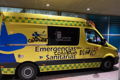 Ambulancia con pintadas en Valladolid. - EUROPA PRESS