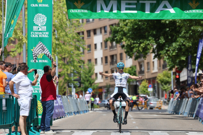 Álvaro Gómez, ganador de la tercera etapa de la vuelta júnior. / PHOTOGENIC