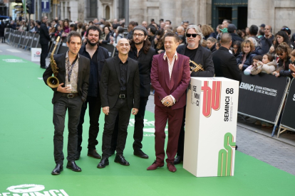 Santiago Auserón y la banda  en la alfombra verde. / PHOTOGENIC