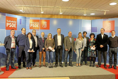 Foto de familia de los candidatos del PSOE a las alcaldías de la provincia junto con Javier Izquierdo (centro)-El Mundo