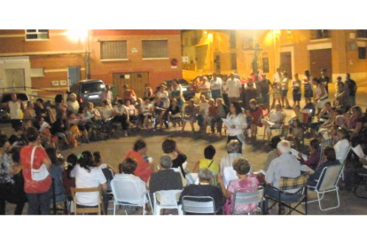 Los vecinos de Castronuño forman un corro en la Plaza Mayor para cantar las canciones durante este verano.-El Mundo
