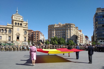 Izado de bandera en plaza Zorrilla-E. PRESS