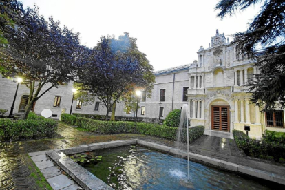 Patio interior del Colegio Mayor Santa Cruz, propiedad de la Universidad de Valladolid.-El Mundo