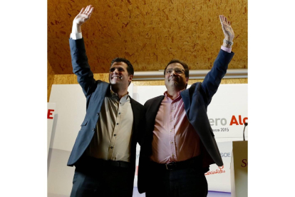 El candidato del PSOE a la Junta de Castilla y León, Luis Tudanca y el candidato socialista a la Alcaldía de Salamanca, Enrique Cabero-Ical