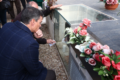Visita de Pedro Sánchez a la fosa del cementerio El Carmen. MONCLOA